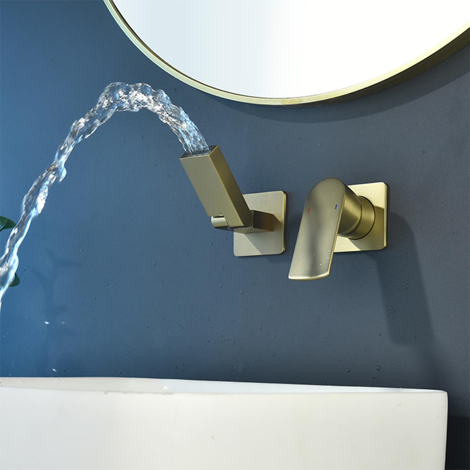 Robinet mural doré brossé pour une salle de bain moderne