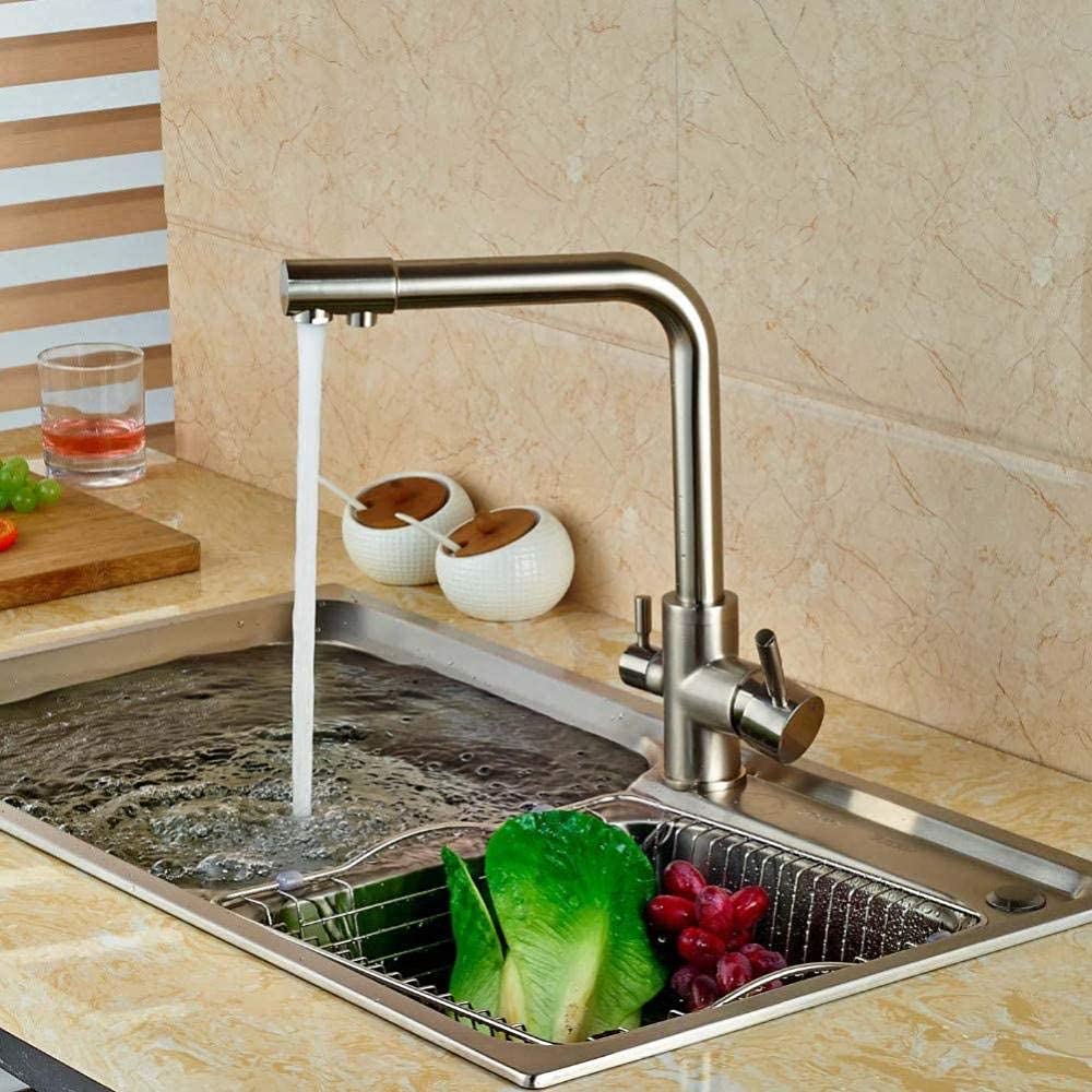 Bec d'eau pure sur mitigeur d'évier en nickel brossé pour simplifier vos recettes