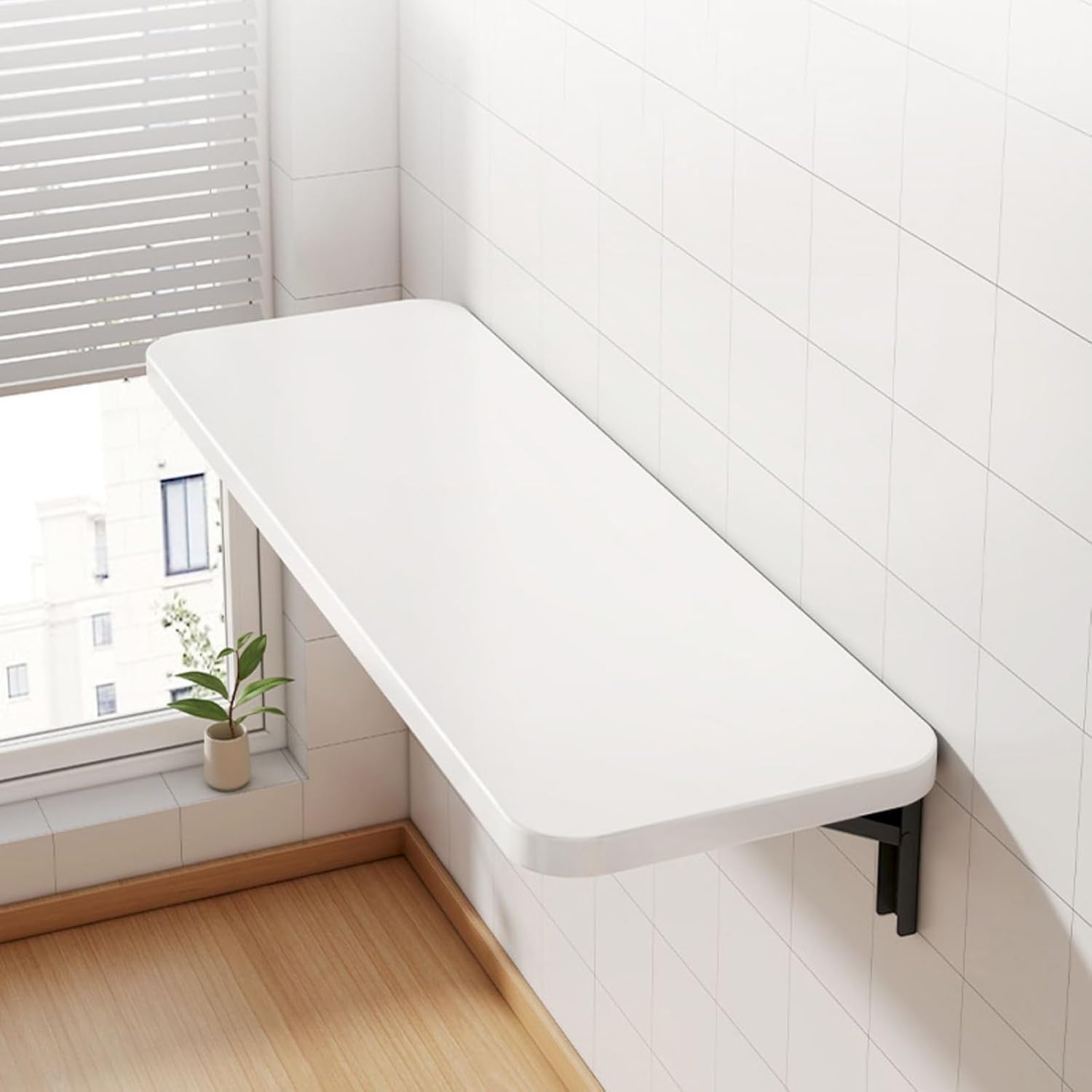 Bureau d'ordinateur gain de place pour aménager un petit studio urbain