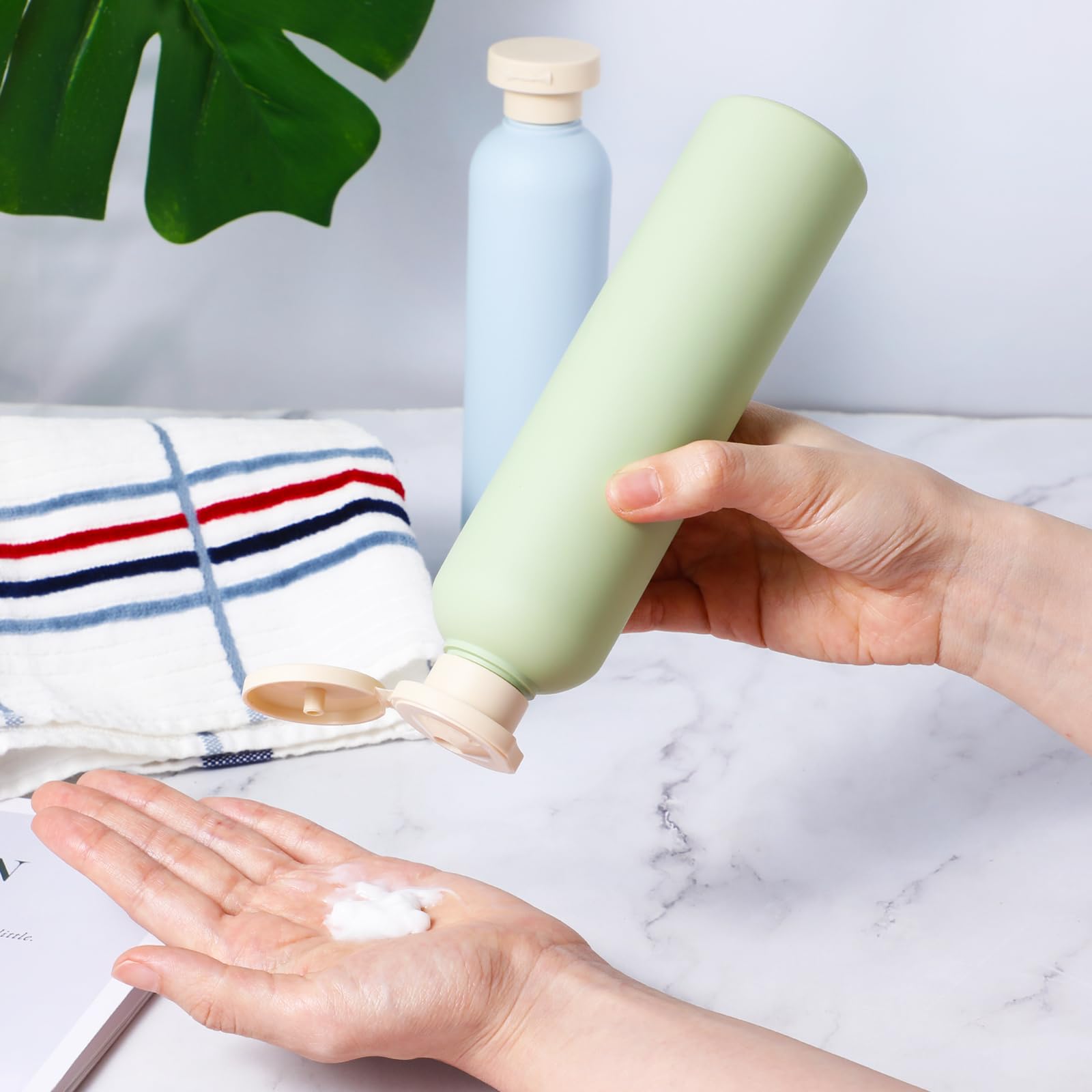 Molain Confezione da 2 flaconi da 260 ml, in plastica, ricaricabili, con tappo a scatto, a prova di perdite, per shampoo, creme, lozioni, balsamo, blu e verde., Contemporaneo