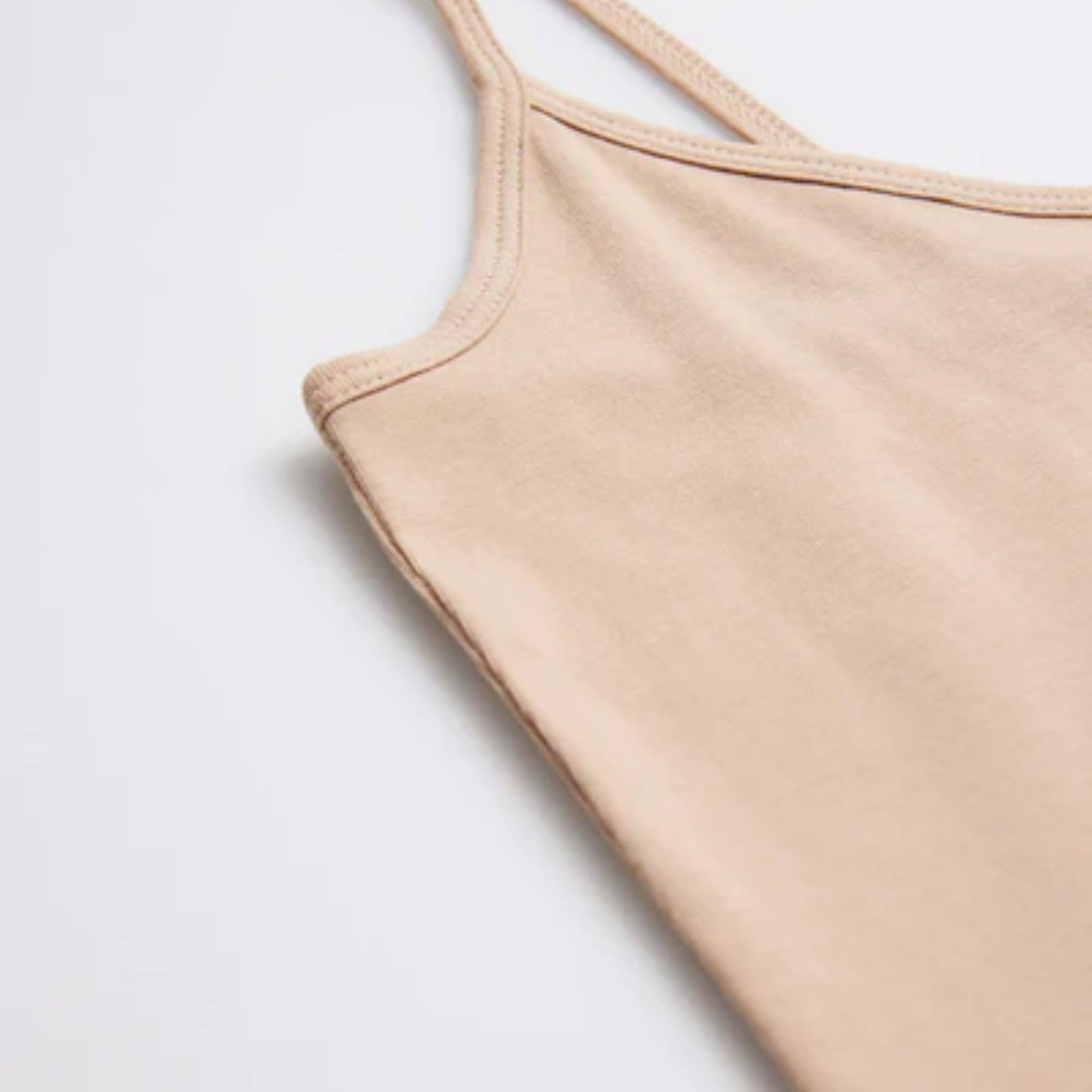 YSABEL MORA Camiseta Interior Tirante Fino Microfibra Cómoda y Ultra Suave Sin Costuras para Máximo Confort y Adaptabilidad Ideal como Prenda Básica Exterior.