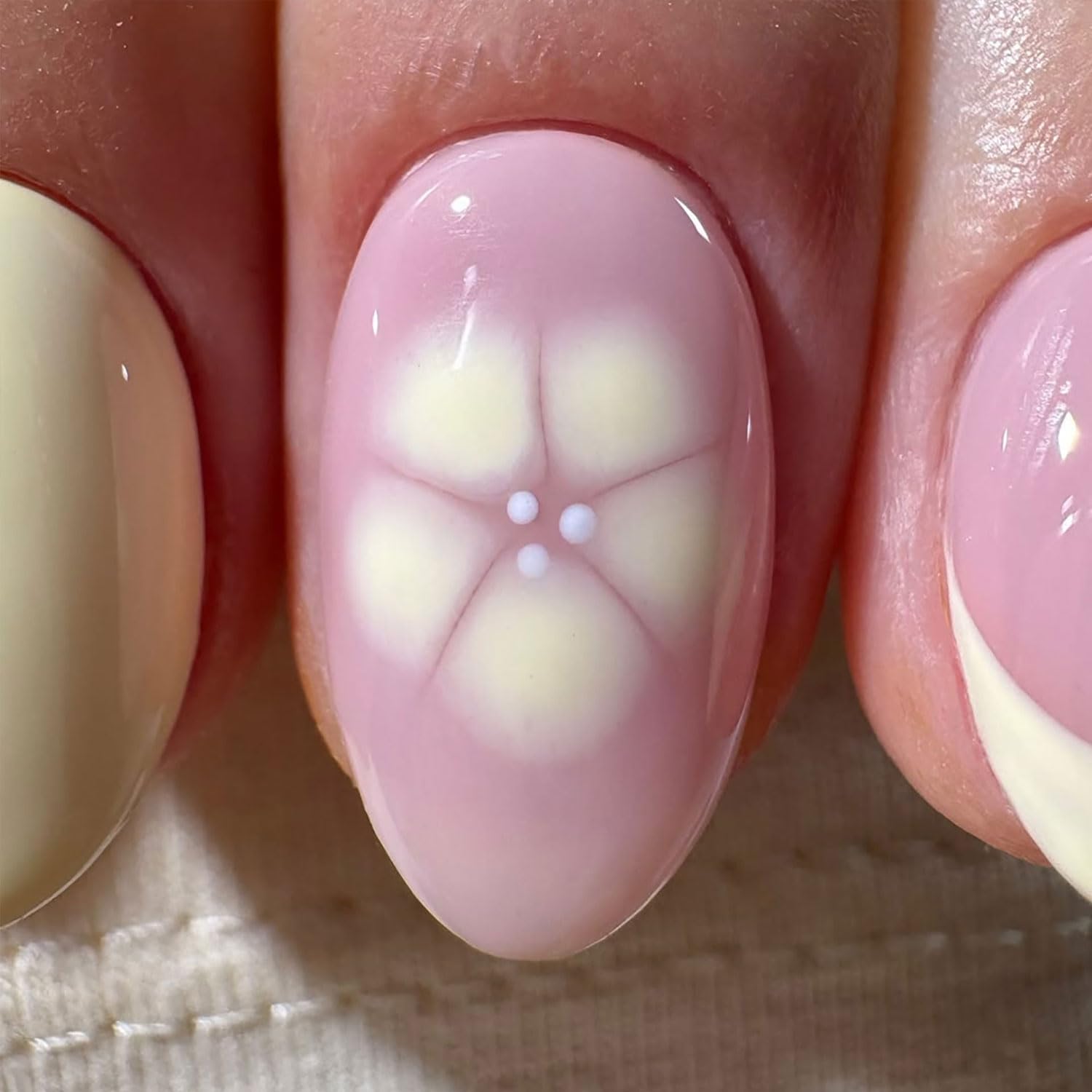 Künstliche Fingernägel, Blume, zum Aufdrücken, kurz, Mandel, zum Aufkleben, Gelb, glänzend, mit französischem Spitzen-Design, Acryl-Nägel, zum Aufkleben für Damen und Mädchen, 24 Stück