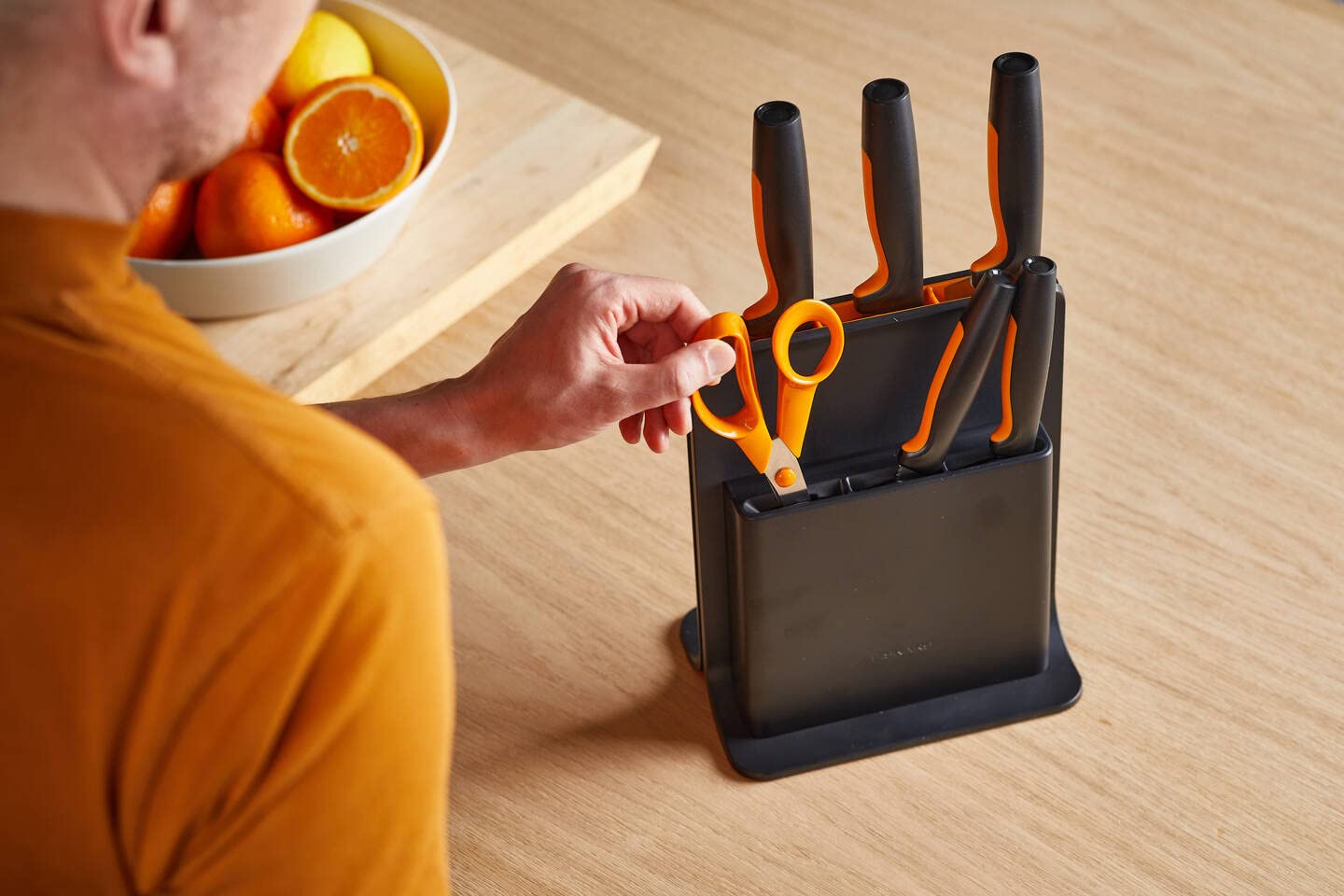 Fiskars Ceppo per Coltelli di Design con 5 Coltelli, Functional Form, Incl. Spelucchino, Coltello per Pomodoro, Coltello Santoku, Coltello da Cucina e per Pane, Plastica, Nero, 1057554