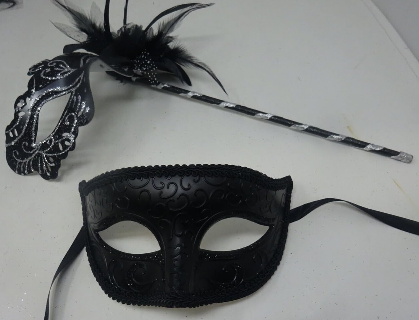 PAARS MASKERS SPARKLING ZWART EN ZILVER RIALTO VENETIAANSE MASQUERADE CARNAVAL PARTY OOGMASKER HAND GEHOUDEN OP EEN HOUTEN STOK