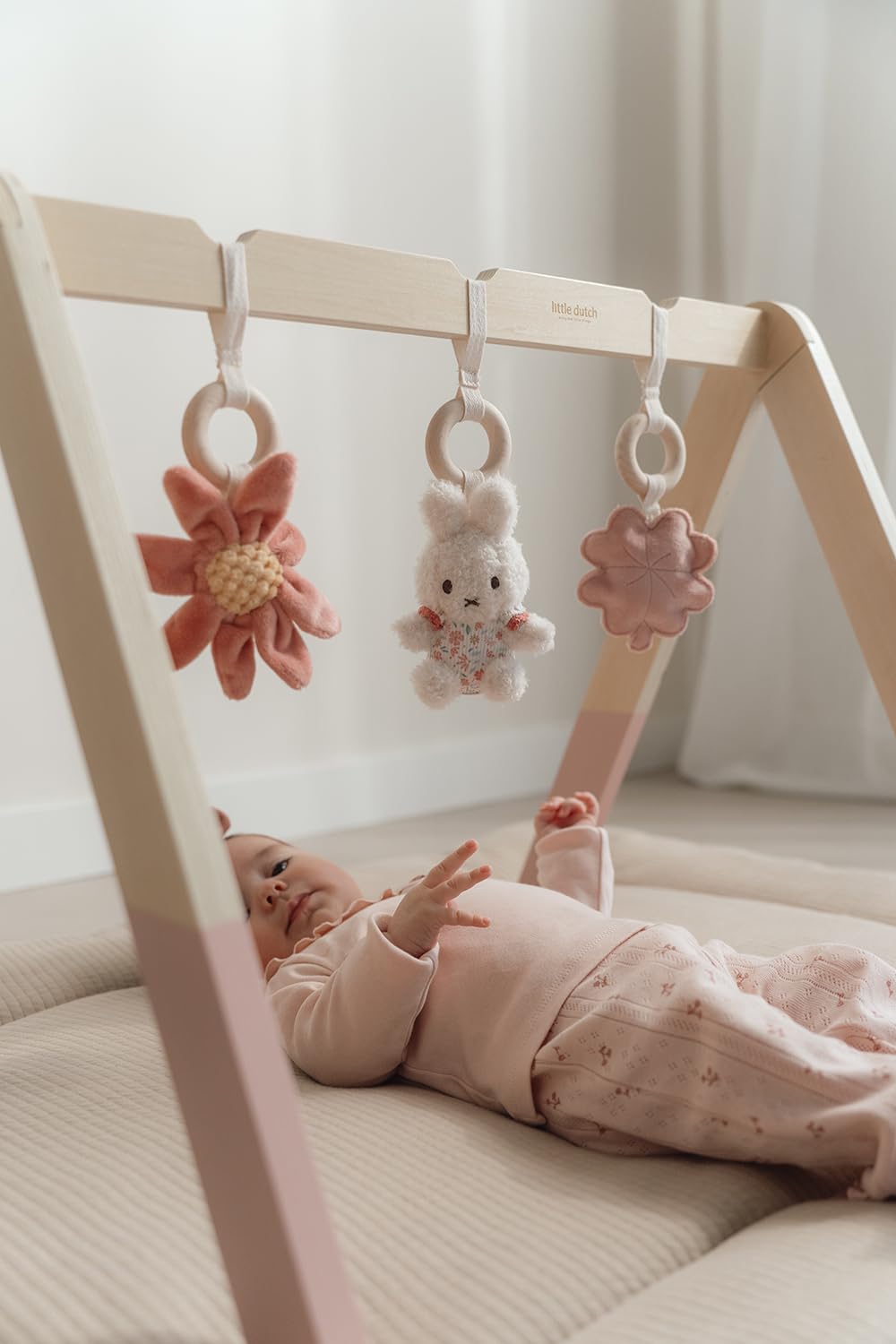 nijntje miffy x Little Dutch Baby Gym Spieltrapez Spielbogen Holz inkl. Anhänger Hase Miffy rosa - Lucky Blossom