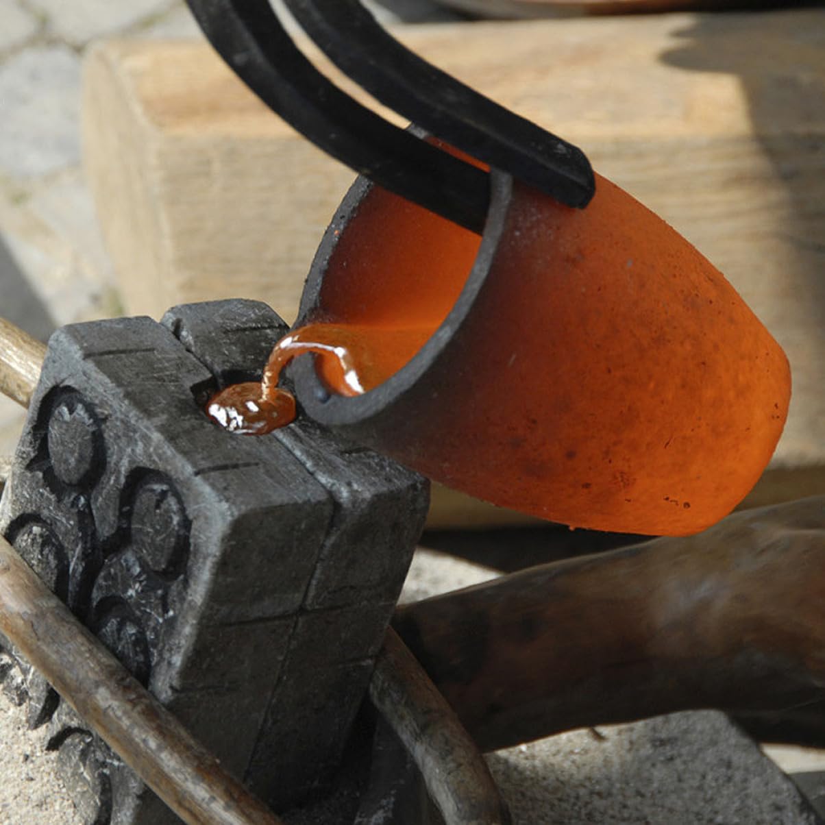 LIFKOME Versatile Graphite Crucible with Cover for Household Melting Efficient Heat Conduction for Platinum Smelting Labs and Home Use