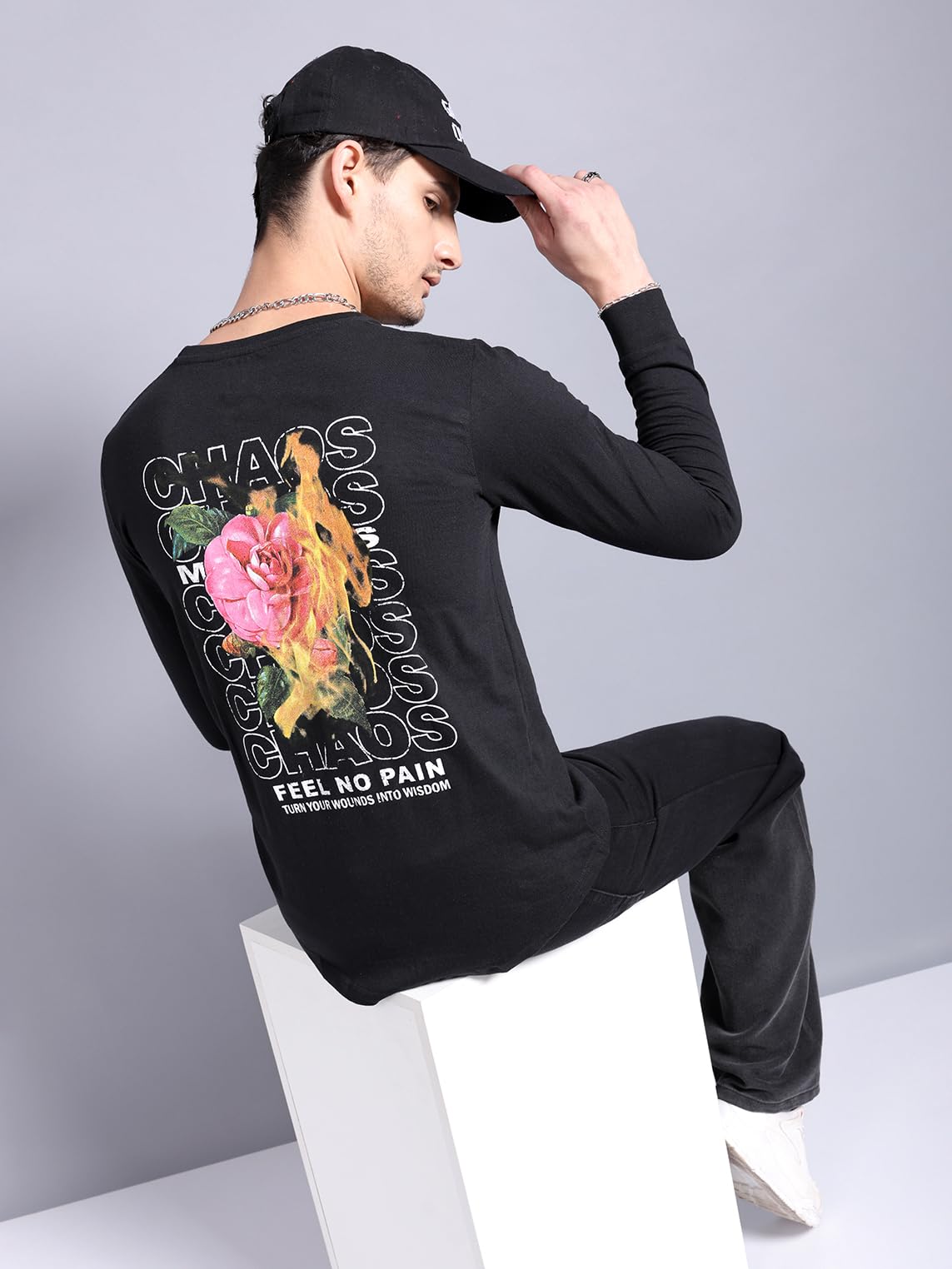 The Indian Garage Co Camiseta de cuello redondo con estampado gráfico en la espalda para hombre