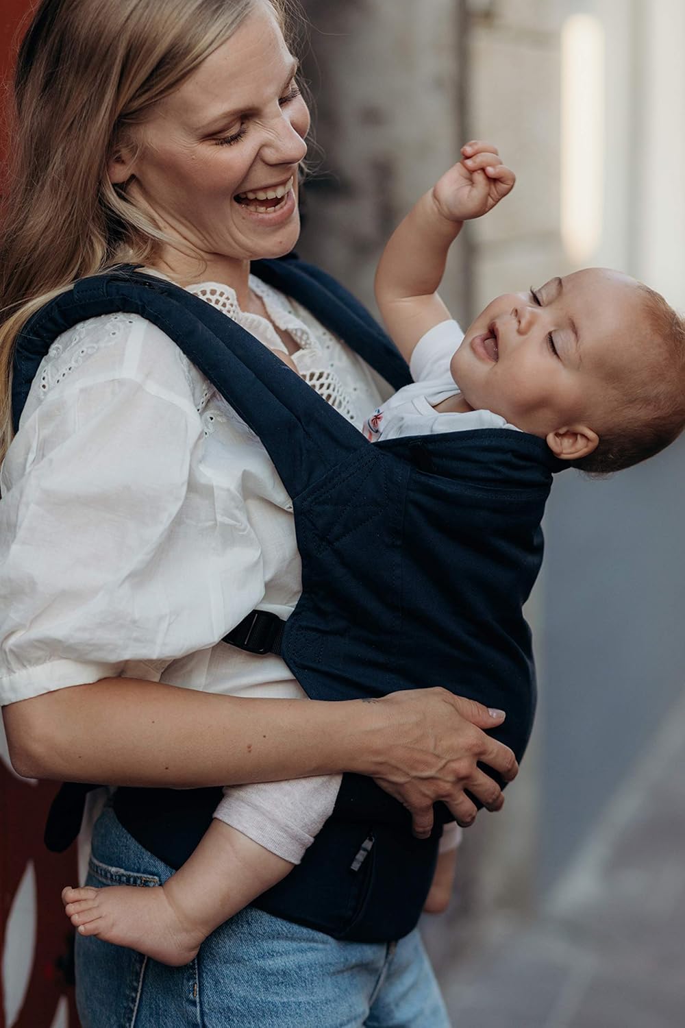 Boba Classic Babytrage ab Geburt, 3-20 kg, Marineblau | Komforttrage mit Schnellverschlüssen, Ergonomische Bauch- oder Rückentrage, den ganzen Tag die Hände frei.