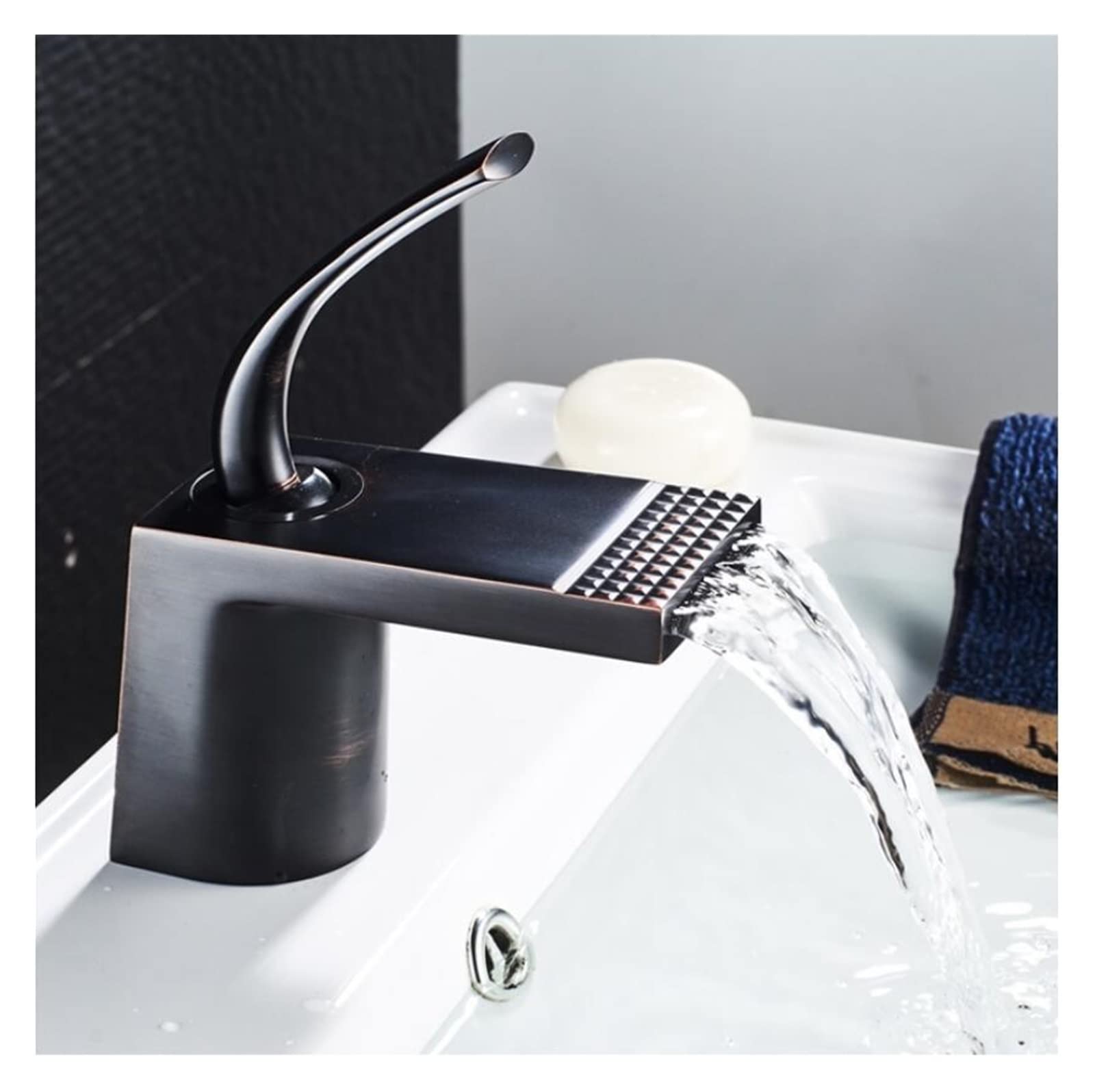 Robinet de salle de bain cascade pour créer une ambiance spa apaisante chez soi