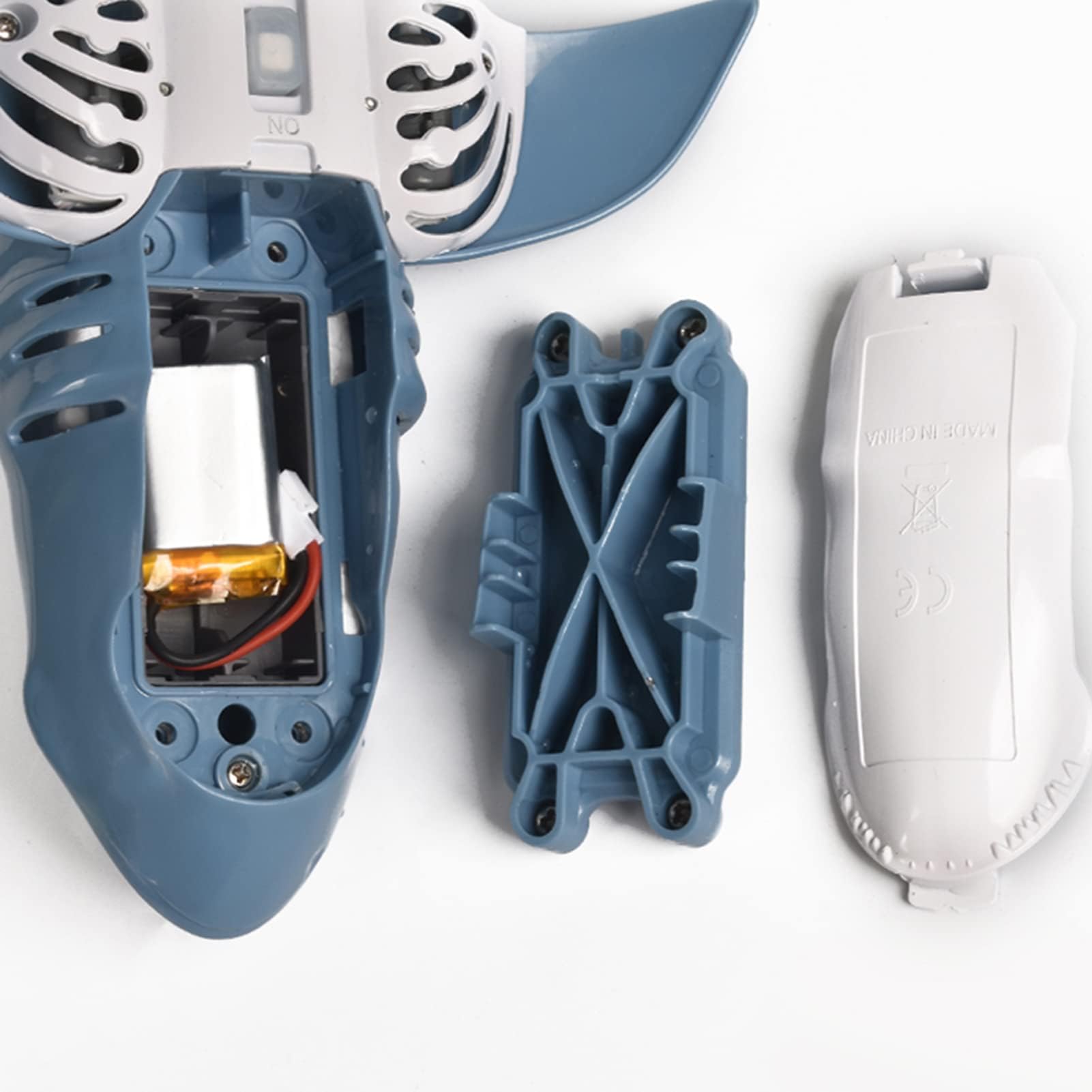 Alomejor 1:18 RC Squalo per Giocattoli da Piscina, Alta Simulazione 2.4G Giocattolo per Barca di Squalo Telecomando USB Ricaricabile Impermeabile Giocattolo per Barca di Pesce per Il dei