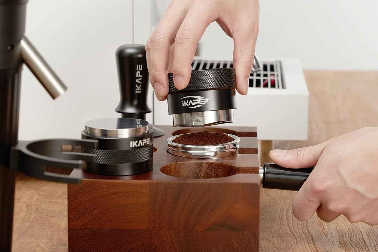 IKAPE Coffee Products, Distribuidor de café de 51 mm, distribuidor de espresso adaptable a la gravedad que se adapta a todos los portafiltros de espresso de 51 mm, compatible con portafiltro sin fondo