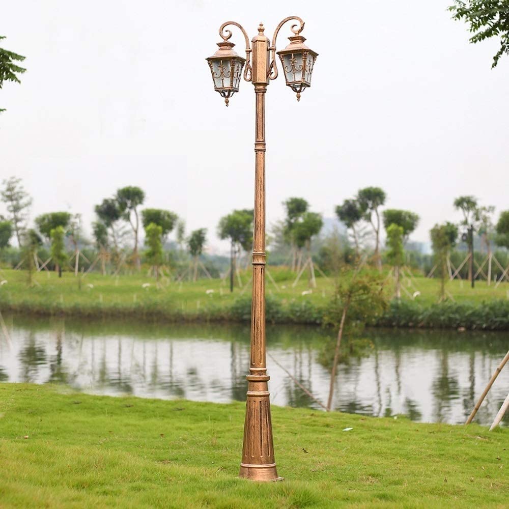 Lanterne d'extérieur style Victoria anti-intempéries pour sécuriser une pelouse sombre