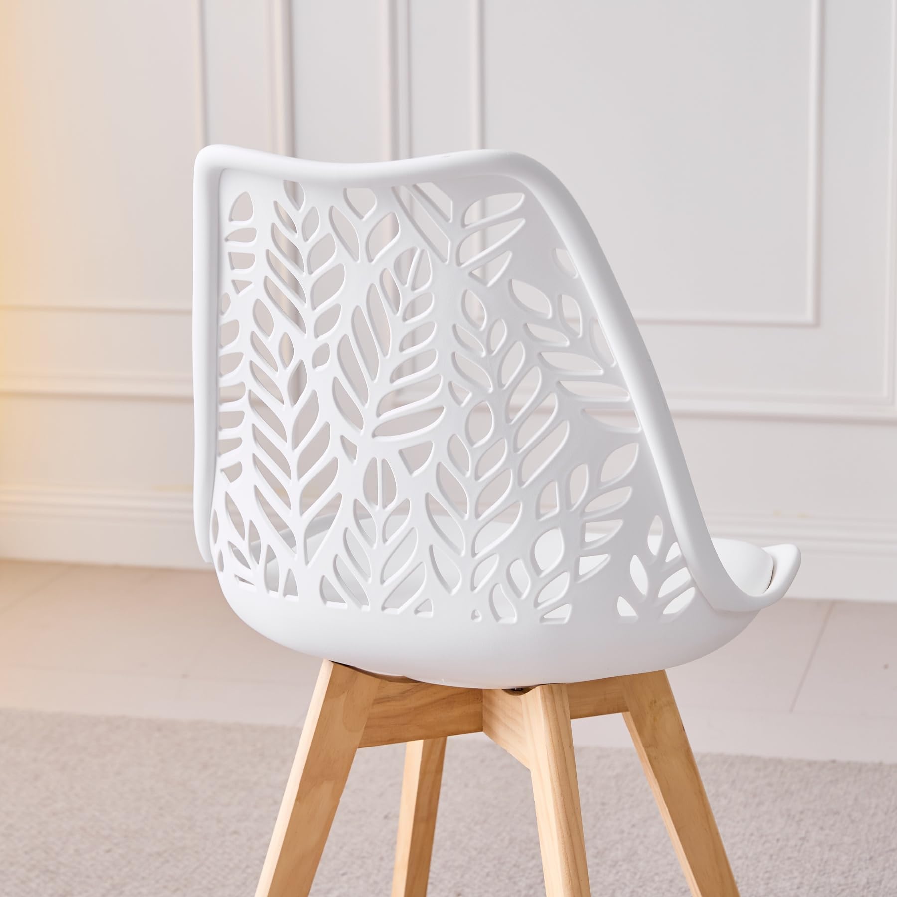 GrandCA HOME Juego de 4 sillas de Comedor de Estilo nórdico, Silla de Cocina tapizada, Silla de salón, Patas de Madera de Haya, Respaldo Calado, para Cocina, salón y Comedor - Blanco