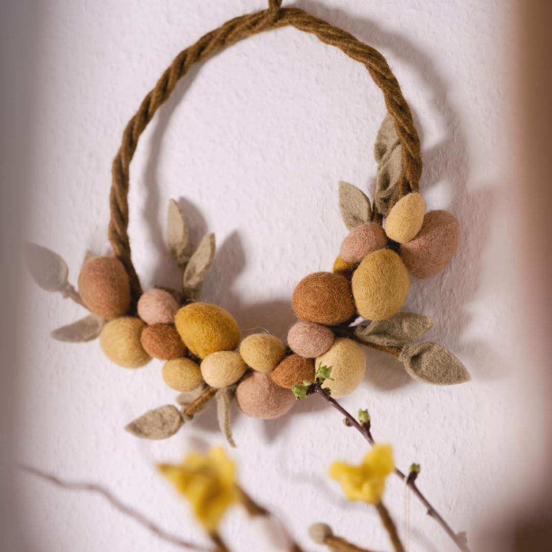 Gry & SIF Couronne de Pâques Tons de Terre | Fait Main | Porte avec Oeufs, Feutre | Commerce Équitable | à Suspendre, Décoration | ⌀ 25cm