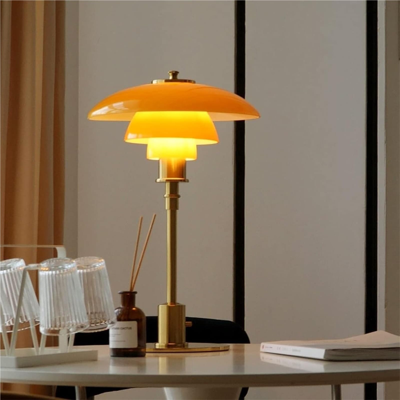 Lámpara de escritorio ajustable con múltiples modos de iluminación para uso versátil en el hogar y la oficina