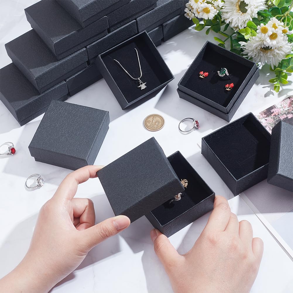 nbeads 16 Stk. Textur Papier Schmuck Geschenk Boxen, 9.1x9.1x2.9cm Schmuck Aufbewahrungsbox mit Schwamm Matte Geschenkboxen mit Deckel Verpackungsboxen für Ring Halskette Armband, Schwarz