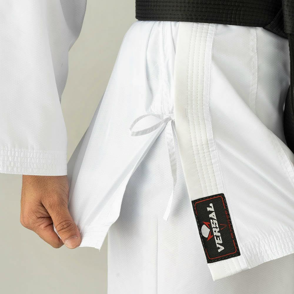 VERSAL Karate Gi - Uniforme de karate para niños y adultos, traje de karate blanco para estudiantes, 8 onzas, ligero, polialgodón, artes marciales, entrenamiento, taekwondo, uniforme con cinturón