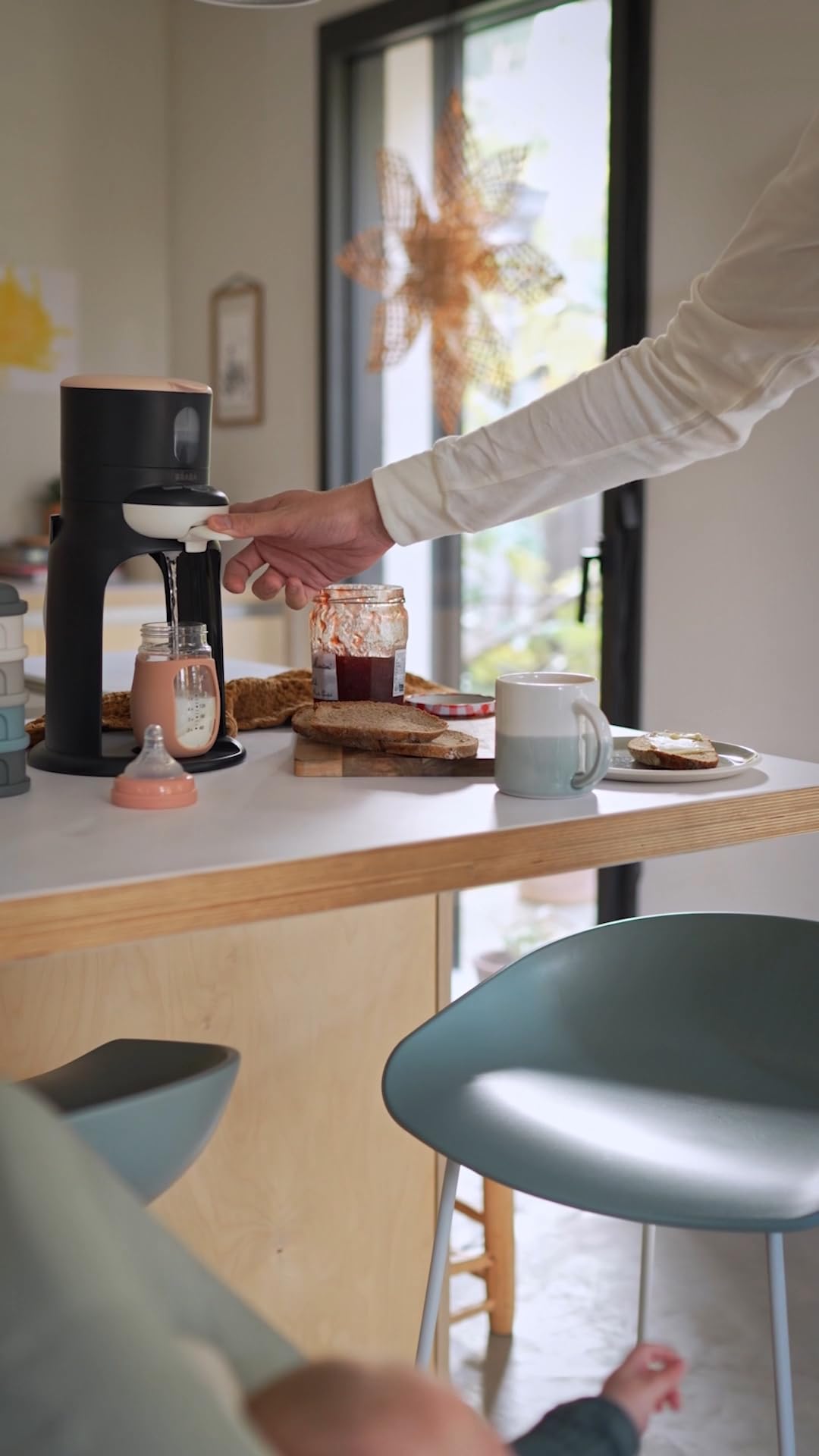 BÉABA, Préparateur-Chauffe Biberon/Petits Pots, Distributeur d'eau à Température Exacte, Instantané, Rapide, Fonction Bain Marie, 2 Températures, Chauffe biberon Amovible, Bib'Expresso, Bleu Nuit