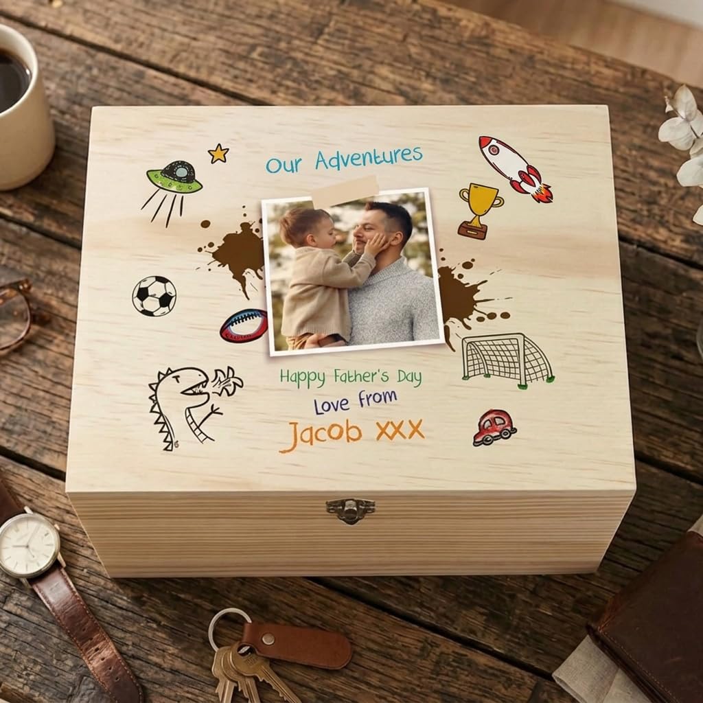 Caja de recuerdos personalizada con diseño de pino de Our Adventures Doodle | Regalo del día del padre | Caja de recuerdos de madera personalizada | Sube tu propia foto | Bisagras y cierre de metal |