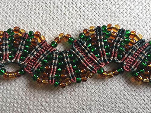 Pulsera micro macrame ondas hecha a mano con hilo muy fino, c lon y rocallas a juego .Mide aprox. 18 cm. de largo y 3 cm. de ancho.Adorno colgante corona