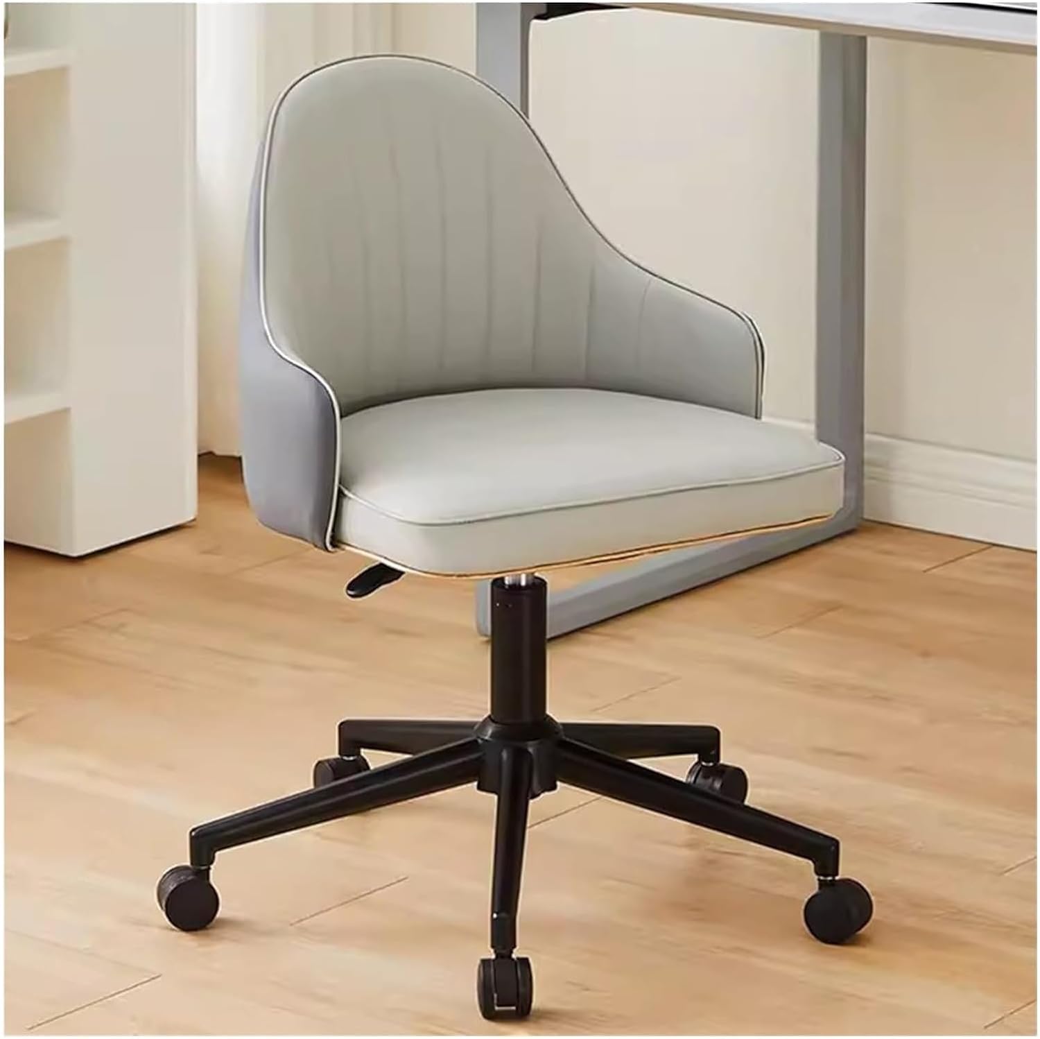 Chaise de bureau pivotante ergonomique en simili cuir gris avec cadre noir ajustable