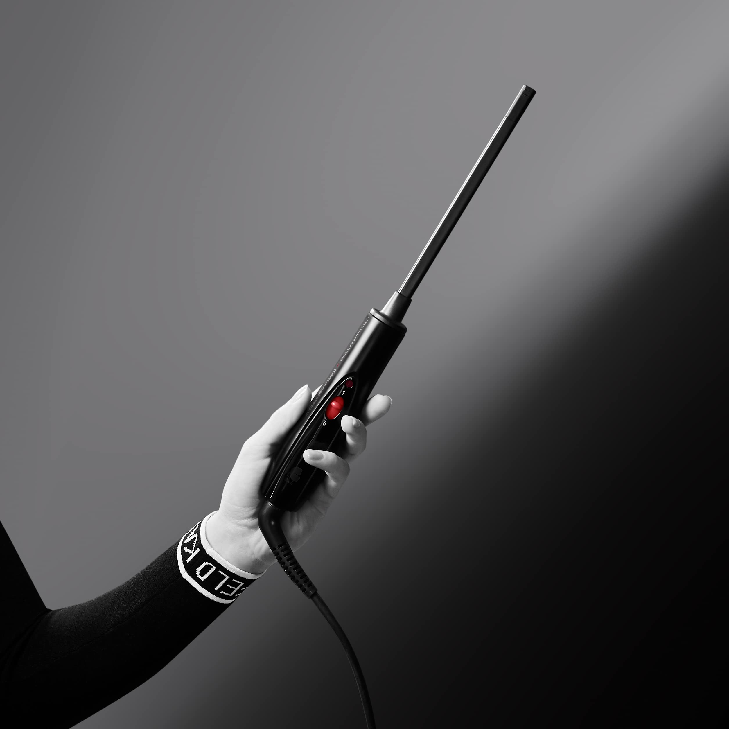 Rowenta x Karl Lagerfeld CF311L Curls Forever Lockenstab | extra-schmaler 10 mm Durchmesser | konstante 180°C | lang anhaltende Ergebnisse | Keratin & Glow Beschichtung | Schwarz/Rot