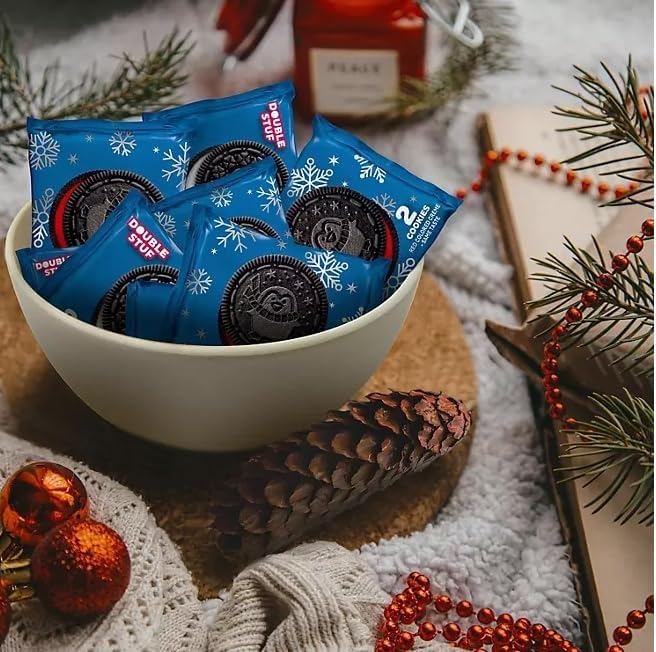 Miniatura 5 de Oreo Holiday Winter Treats Cookie  Golosinas de sándwich de chocolate de doble relleno y aperitivo de crema de color rojo y bolsa de golosinas