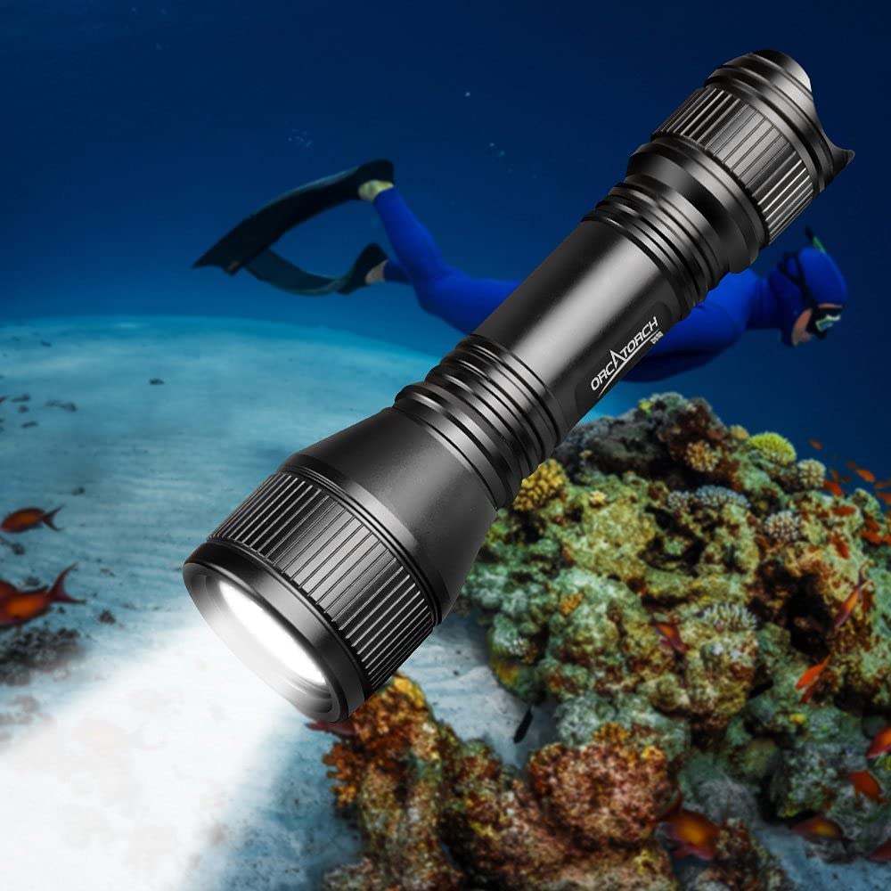 ORCATORCH D550 Tauchlampe mit Tauchhaken, Tauchen Taschenlampe IP68 Wasserdicht,LED Unterwasser lampe mit Magnetschalter für Taucher,Hummer fangen, Unterwassertechnik, Tauchunterricht