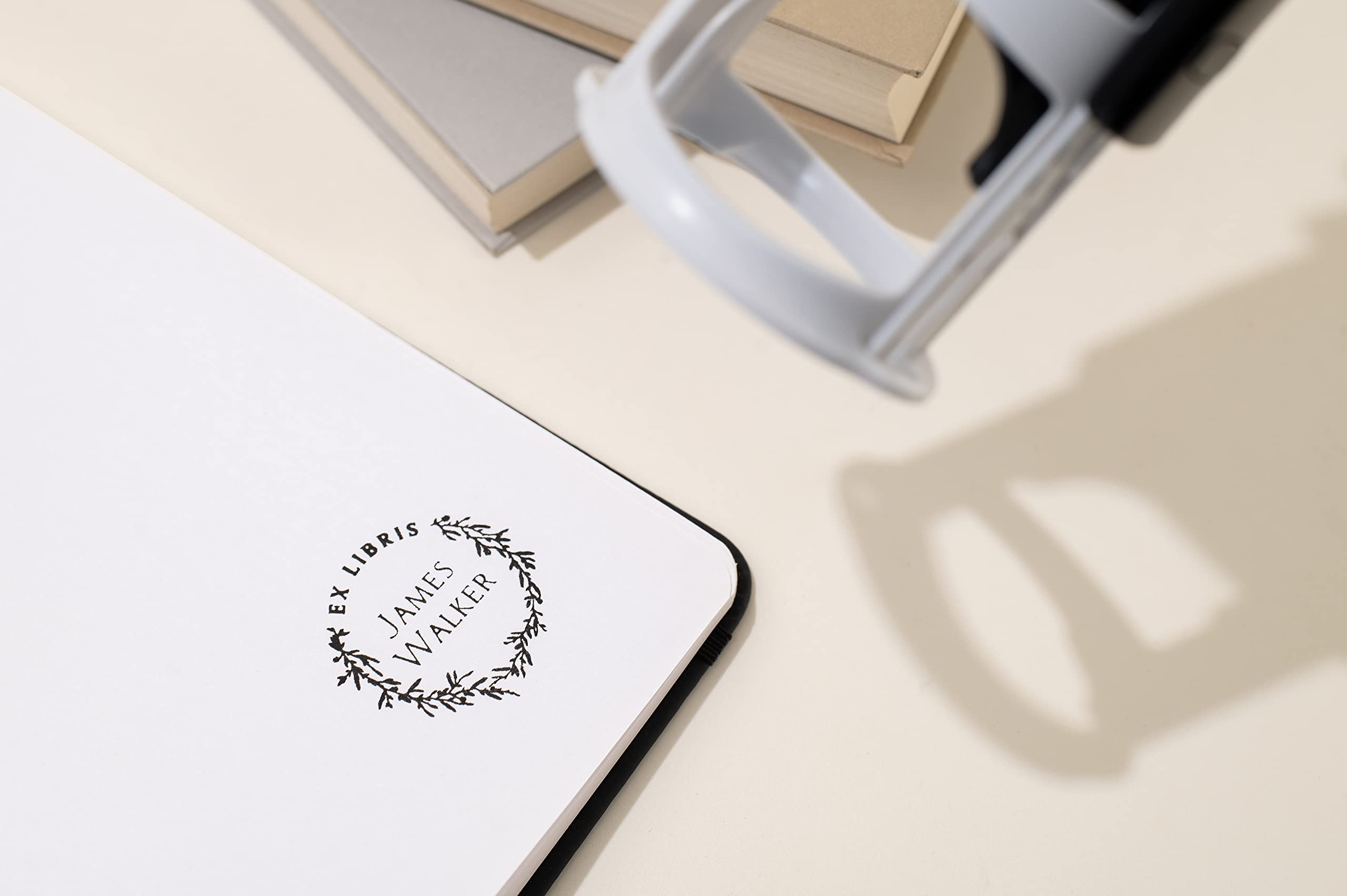 Stamp by Me | Ex Libris | Timbro per libri in legno personalizzato, Gomma| per biblioteche, pagine, lettere, Insegnante | Rotondo | 4 disegni