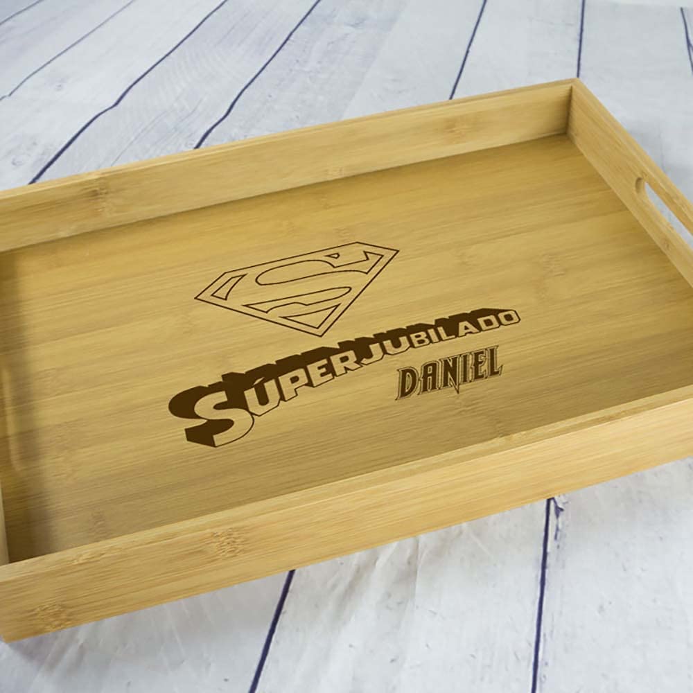 Regalo personalizzato per la pensione: Vassoio in legno "superpensionato" inciso con il tuo nome