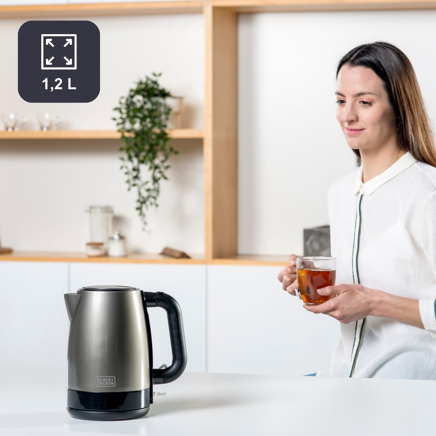 BLACK+DECKER BXKE2202E - Kettle. Hervidora de agua.2200W.1.2L. Base giratoria 360º apta para zurdos. Mango ergonómico. Apagado automático. Nivel agua visible. Botón de apertura. Luz de funcionamiento.