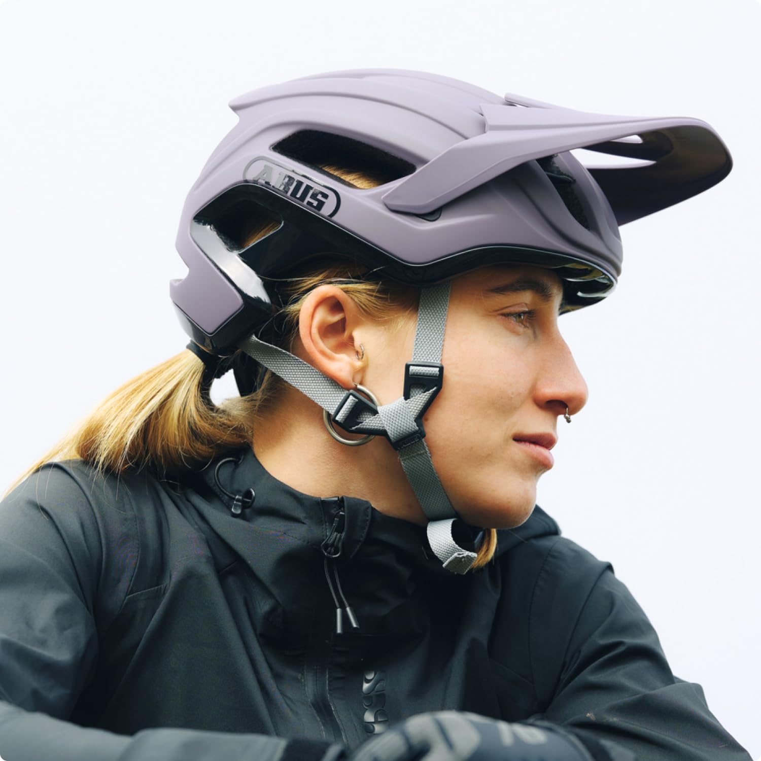 ABUS Cliffhanger Casco MTB de Bicicleta, Ash Purple, M | Casco MTB para Singletrail y Enduro, cierre magnético, visera ajustable, almohadillas lavables