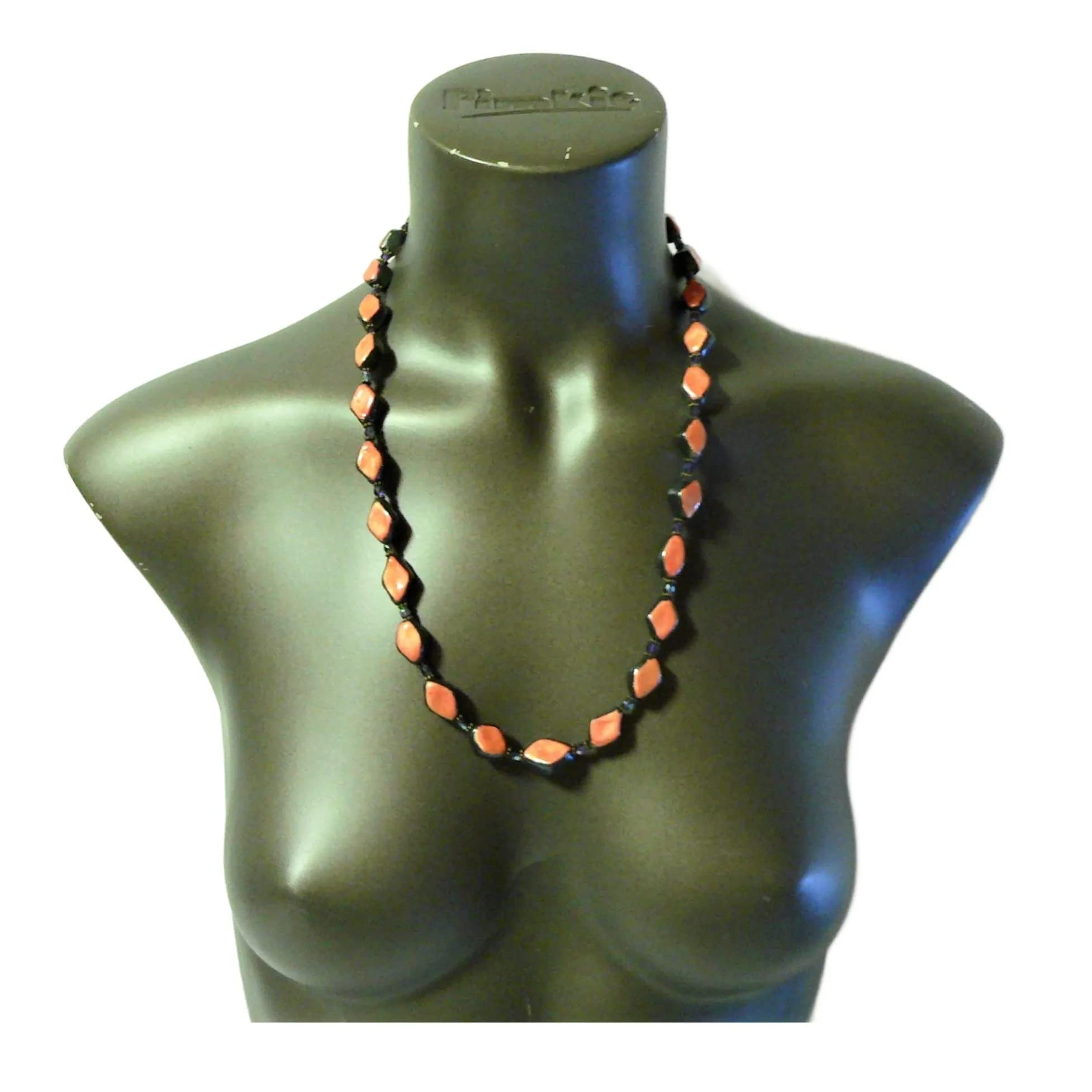 Collana di perline in ceramica, forma diamante, bicolore, nero e arancio inglese