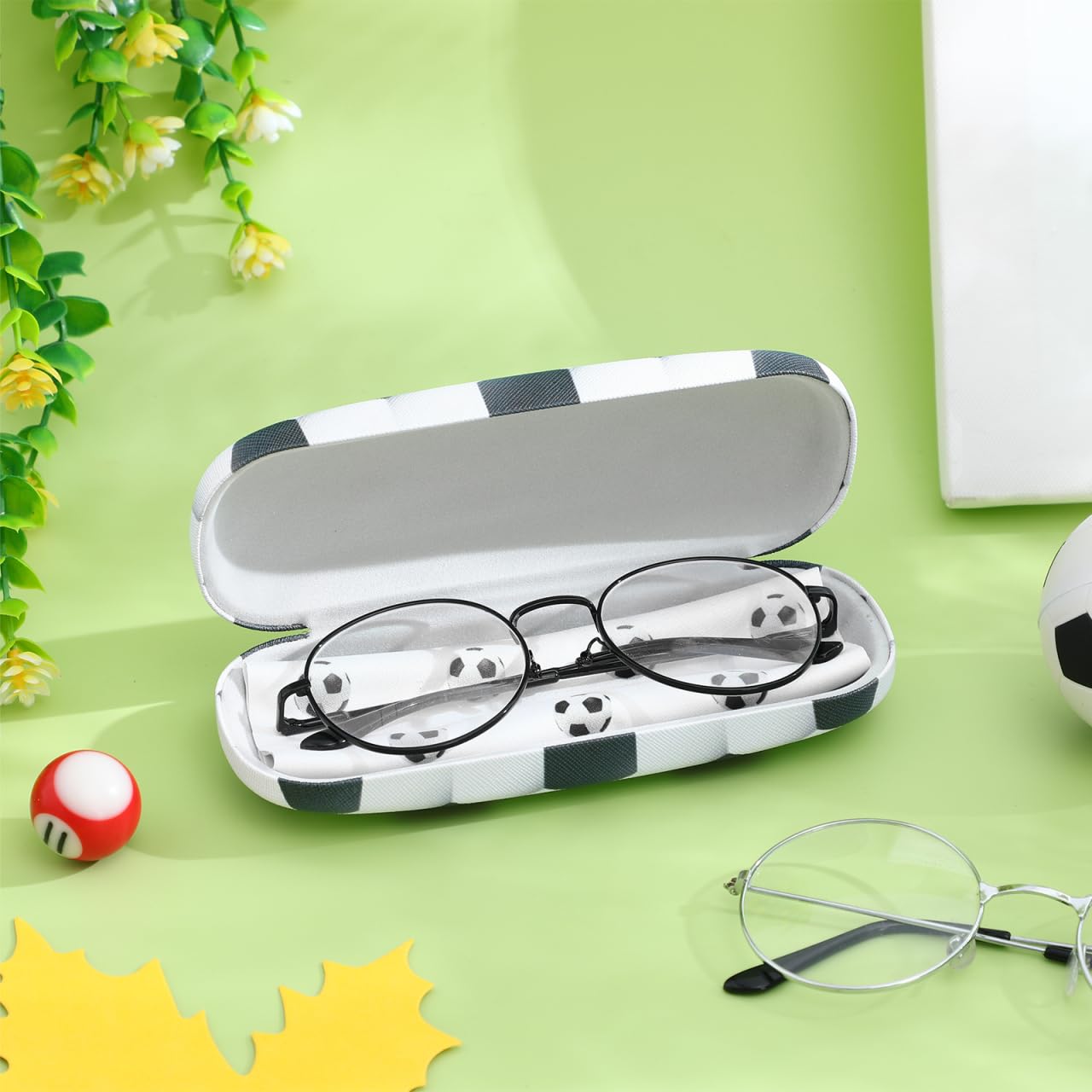 FOMIYES Funda rígida para gafas para niños con divertido patrón de baloncesto protector de almacenamiento de gafas con paño de limpieza para niños