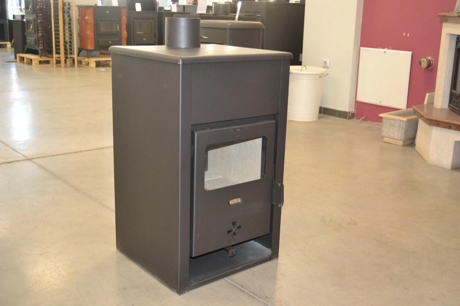 PRITY K2 D Poêle à bois 11,6 kW Classe d'efficacité énergétique A+ 80,7 % Rendement 80,7 % Tuyau de fumée Ø 130 mm Construction en acier et fonte