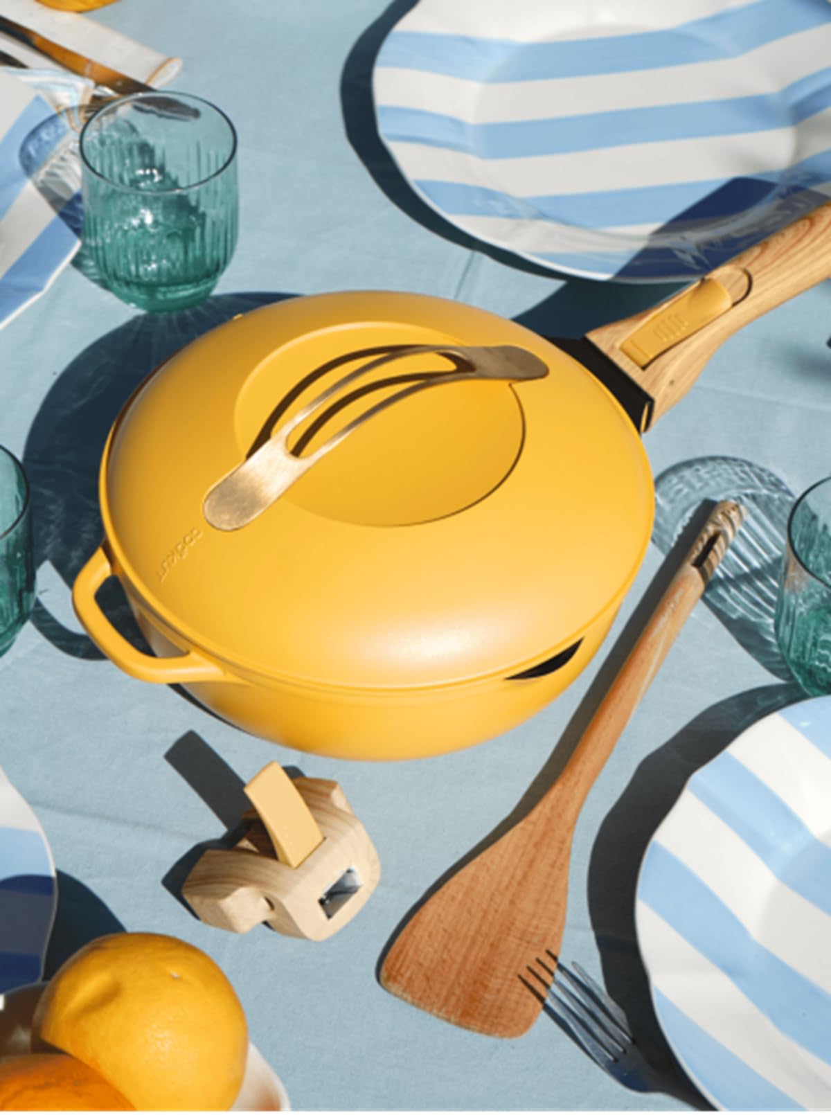 COOKUT - La Fabuleuse poêle 8 en 1 – Un seul ustensile qui remplace poêle, casserole, sauteuse - Avec 2 poignées amovibles, panier vapeur/friture, spatule en bois - Mangue