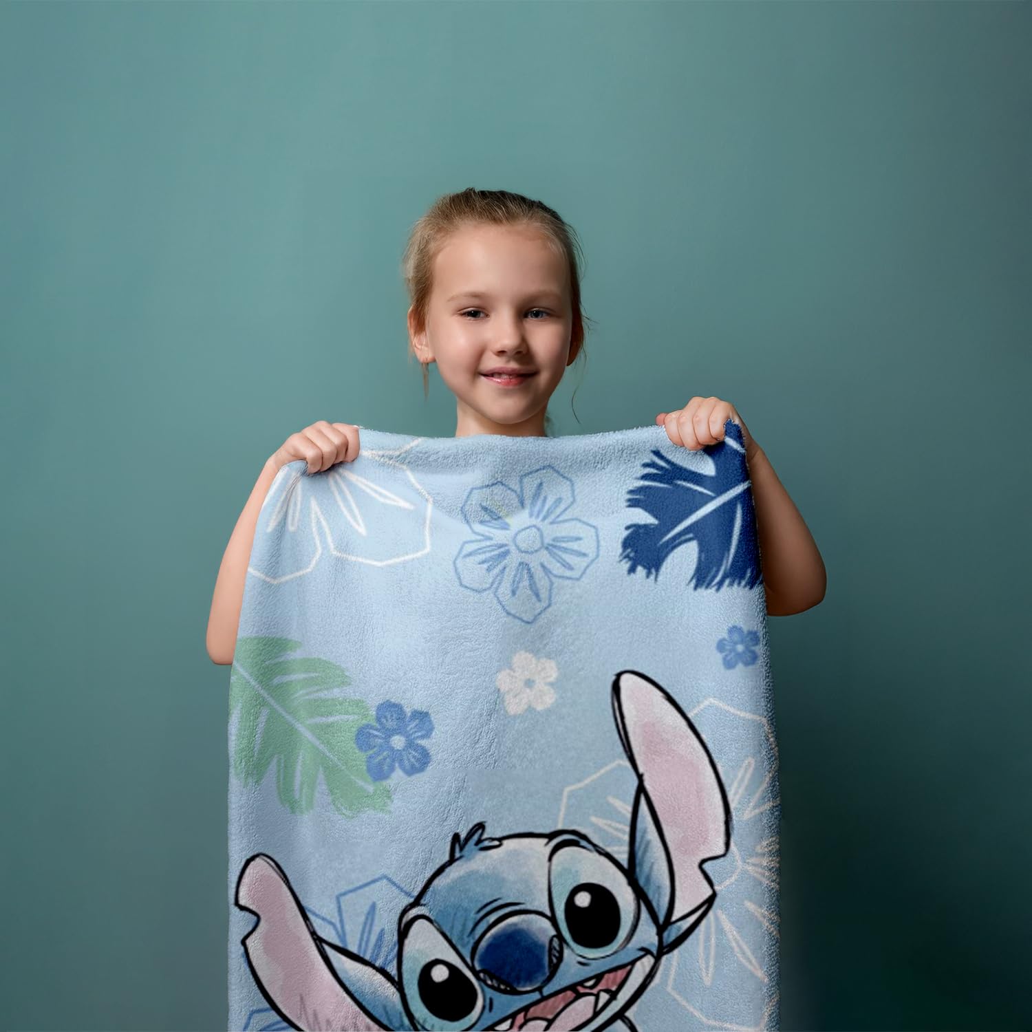 Jerry Fabrics Disney Lilo & Stitch "Ohana Blue" ręcznik plażowy i kąpielowy, duży, 70 × 140 cm, miękki i chłonny, 100% bawełna, frotte, ręcznik kąpielowy, basen i plażowy dla dzieci, żywe ściegi