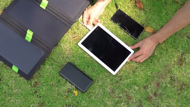 X-DRAGON Foldable Solar Chargers, 20W Waterproof Portable Solar