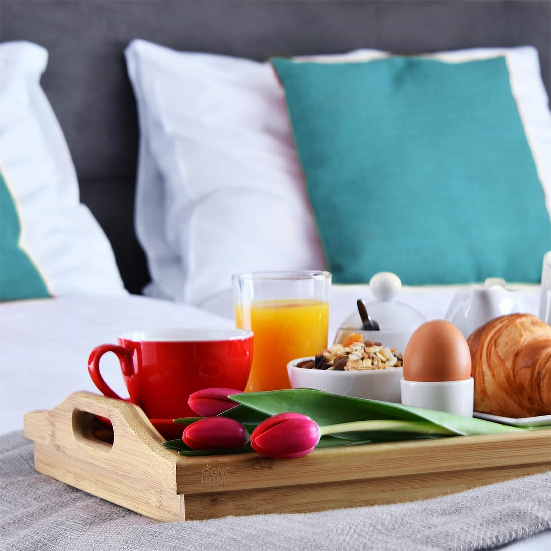 Plateau en bambou avec double fonction : Table de petit-déjeuner avec pieds déployants et bord haut - Idéal pour lit et canapé - Table pliante - Plateau en bois - 50 x 30 x 23 cm