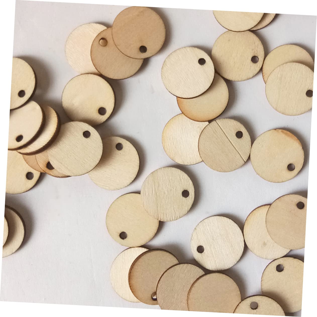 SHINEOFI 50 Pezzi Dischi di Legno Rotondi da 2cm con Aforo per Decorazioni Fai da Te Superficie Liscia per Decoupage e Targhette Personalizzate