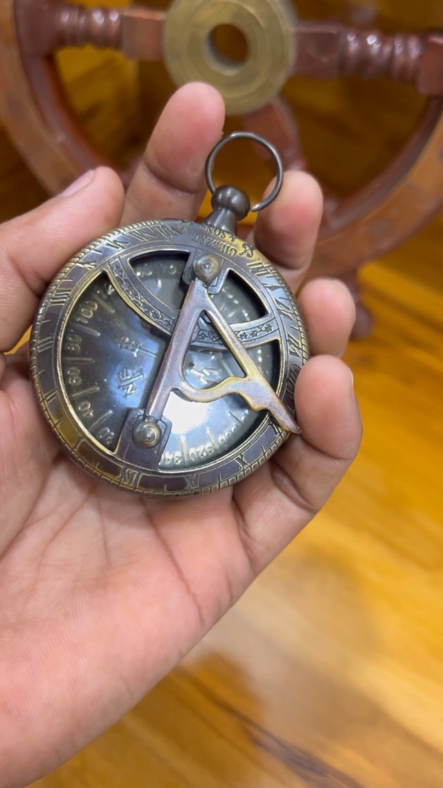 Brújula de bolsillo con reloj de sol náutico en latón antiguo miniatura 7