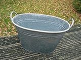 Zinkwanne / Zinkbottich / Pflanztopf Dekorative und stabile / Zinkwanne / Pflanztopf / Zinkbottich. Zwei seitliche Griffe, fest verschweisst. Dicker, wulstiger Rand. Größe (ohne Griffe gemessen): 41 x 24 cm, 25 cm hoch. Bitte beachten: Die Wannen sind fest verklemmt, aber nicht wasserdicht.