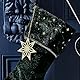 Ginger Ray Green Velvet Embroidered Weihnachtsstrumpf mit Charme Kamindeko