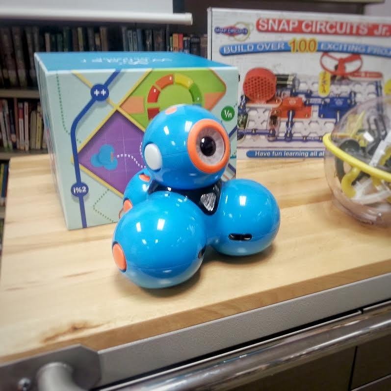 Child programming Dash robot