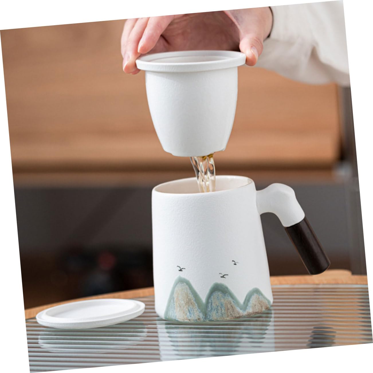 Tazza da Tè in Ceramica con Coperchio e Filtro, Bianca, Tavolo