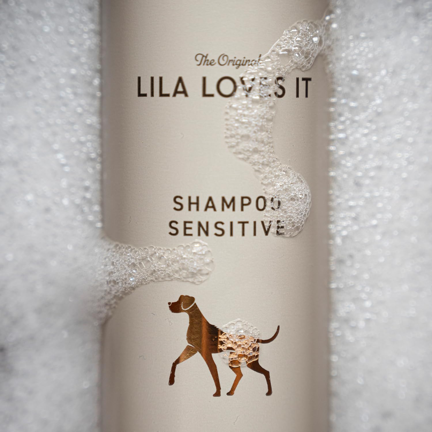 LILA LOVES IT Shampoo Sensitive für Hunde – Hundeshampoo mit Aloe Vera, Mandelöl, Ringelblume und Kamille, spendet Feuchtigkeit, wirkt beruhigend und rückfettend, 250 ml