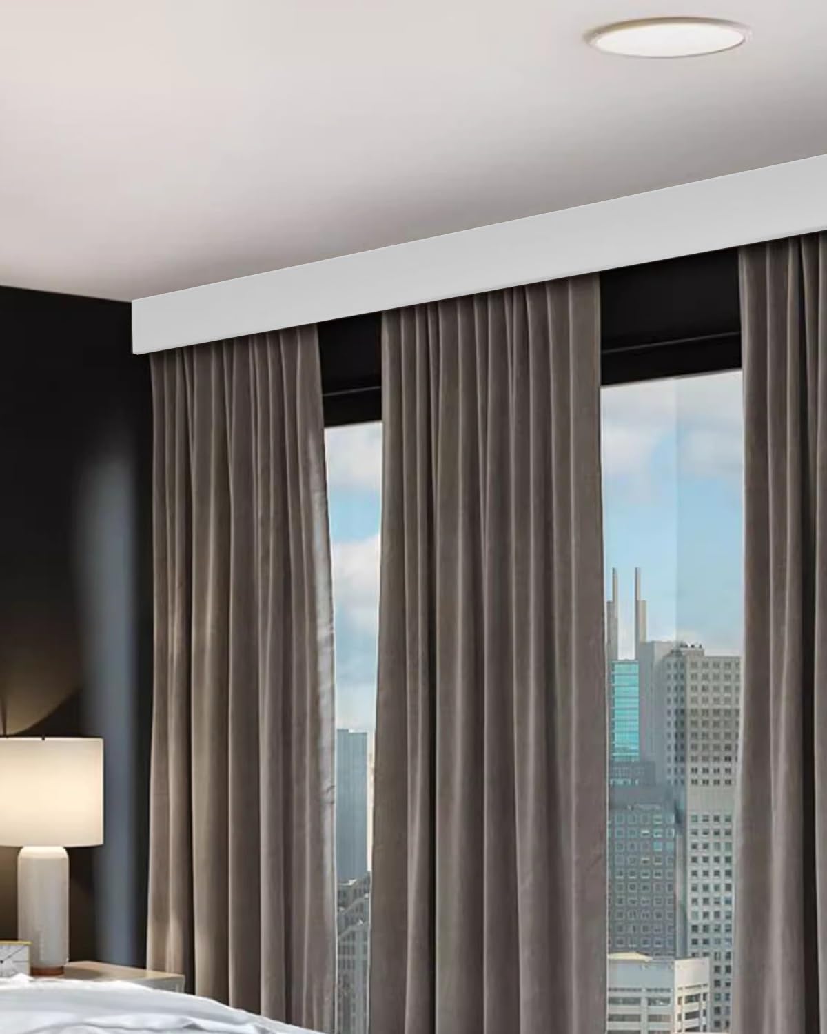 Rail de rideau en aluminium pour salon moderne avec cantonnière blanche