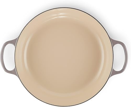 Miniatura 3 de Le Creuset Signature Cacerola de hierro fundido esmaltado, 5 cuartos de galón, color gris oscuro (Oyster)