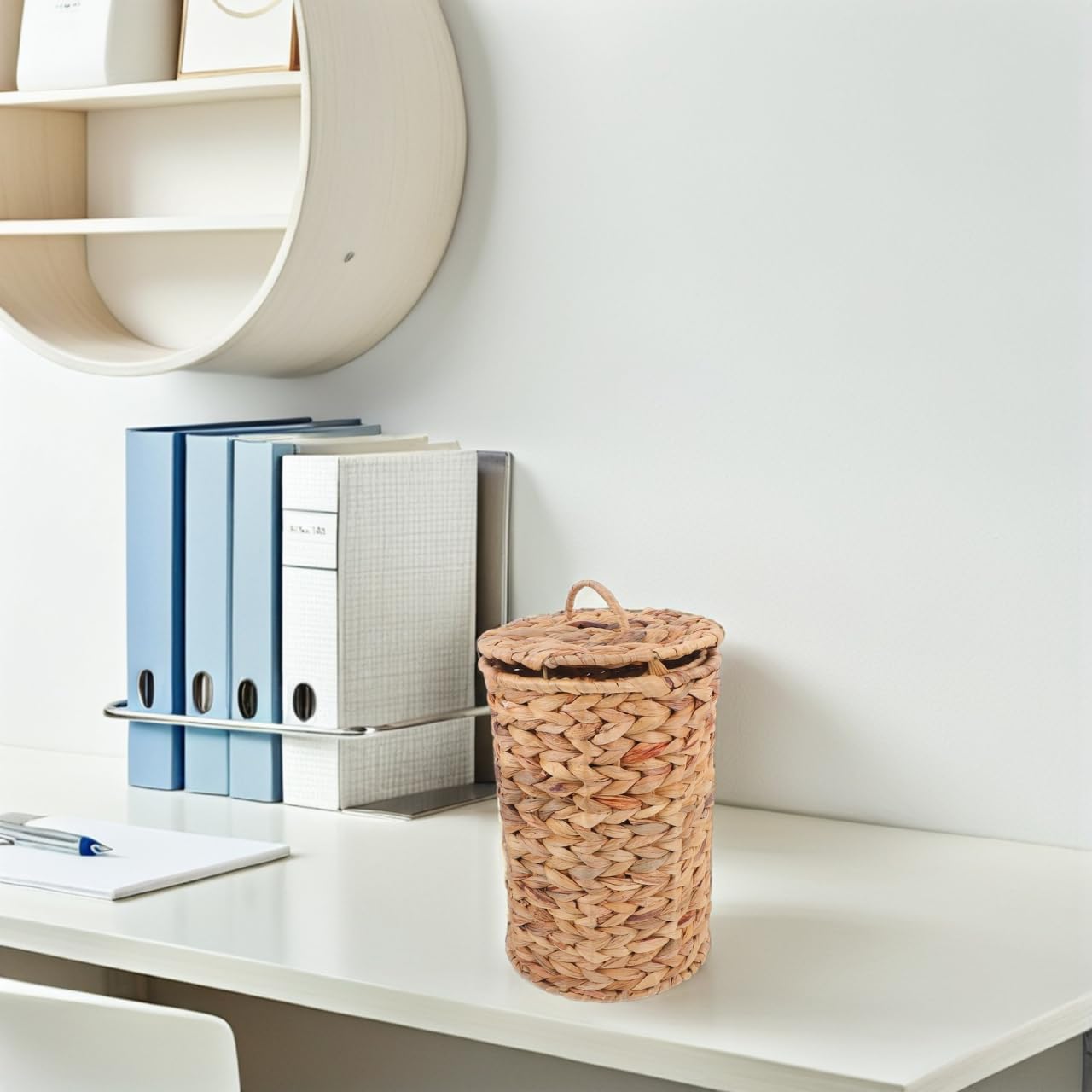BESTOYARD Cestino Spazzatura Intrecciato in Erba Zucca con Coperchio, Design Traspirante e Compatto, per Soggiorno e Ufficio Rustico e Decorativo