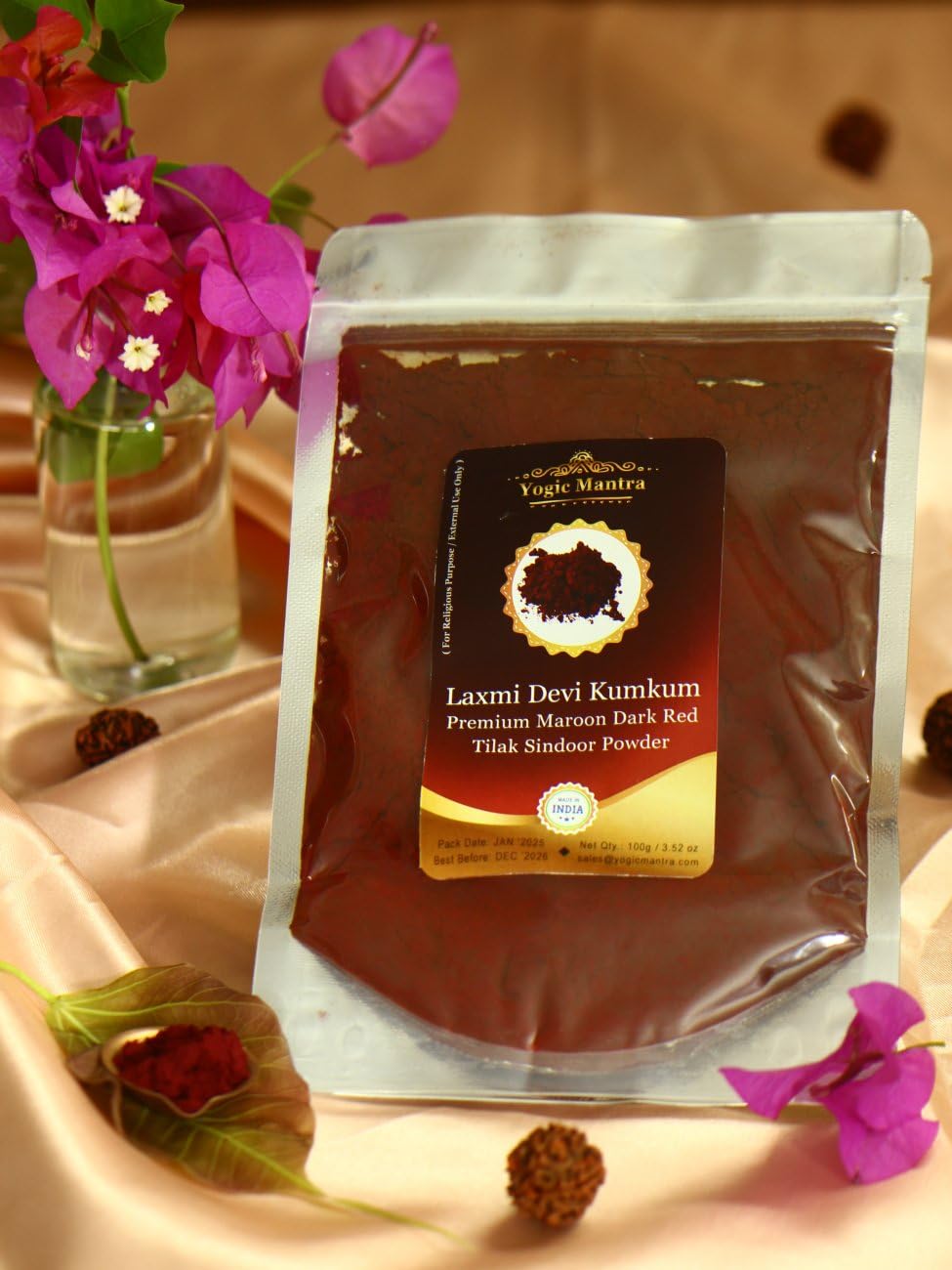 Yogic Mantra Kumkum en polvo (100 g bolsa resellable) Premium color granate oscuro perfumado Sindoor Ceremonial Mark – Laxmi Devi Hindu Pooja, Bridal Tilak, Suhag Tikka, Indian Rakhi & Puja Religious